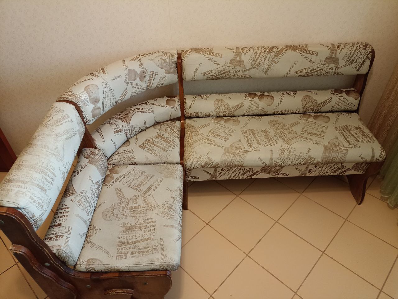 Чистка углового дивана после